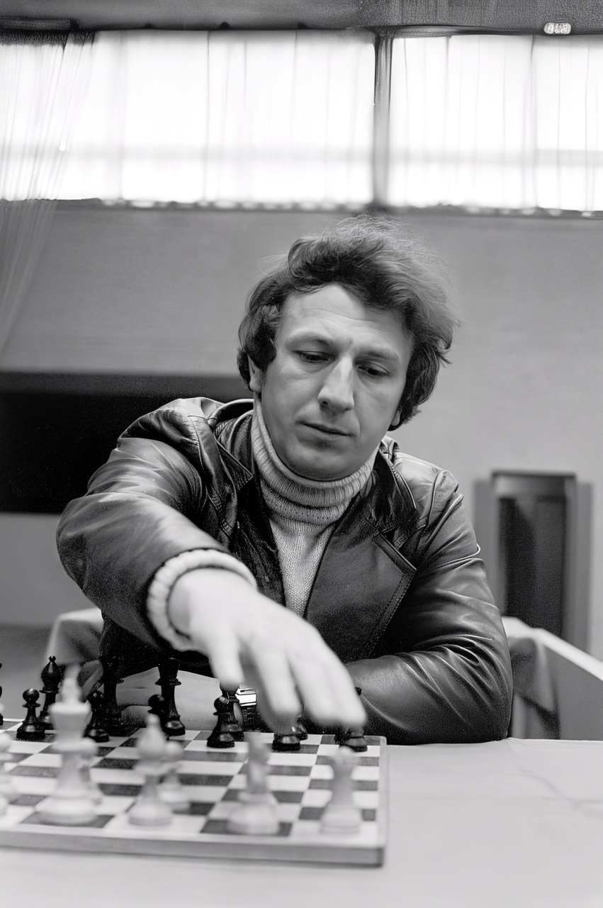 Evgeny Sveshnikov in action during the IBM Hoogovenschaaktoernooi, Wijk aan Zee (Netherlands), 20 January 1981; photograph by Rob Bogaerts (ANeFo), Nationaal Archief.
