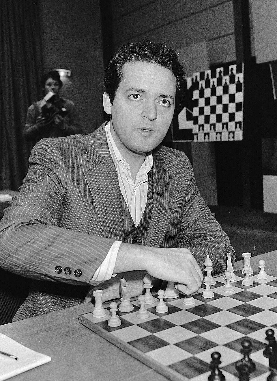 Peter Biyiasas ante Walter Browne en la 1.ª ronda del Hoogovenschaaktoernooi, Wijk aan Zee (Países Bajos), 15 de enero de 1980; foto de Koen Suyk (ANeFo), Nationaal Archief.