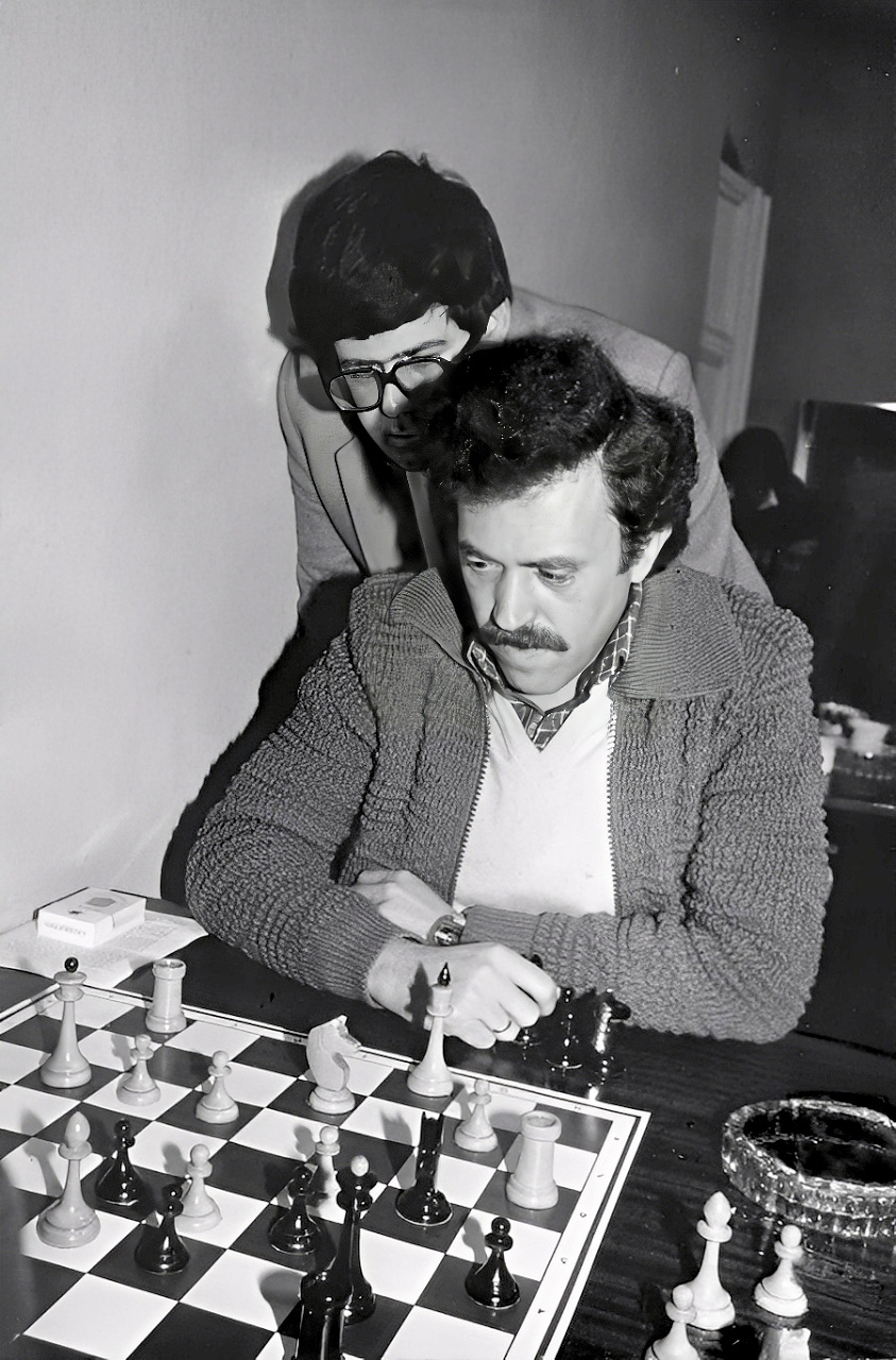 Konstantin Lerner in the foreground; behind him, Mark Dvoretsky watching the board.