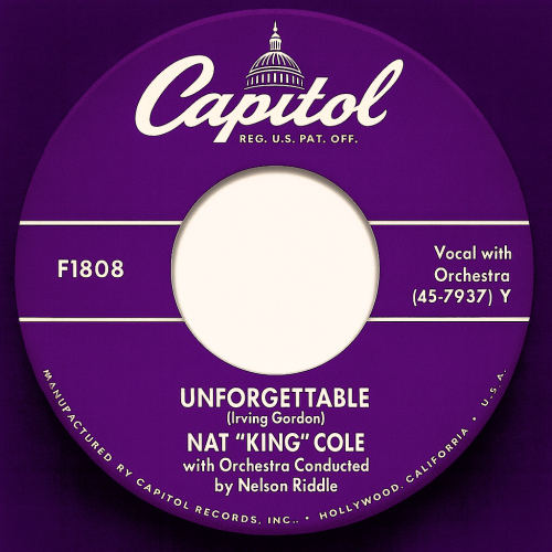 Etiqueta de vinilo de 45 rpm de Capitol Records para el sencillo ‘Unforgettable’ de Nat ‘King’ Cole, sobre un fondo morado de alto contraste