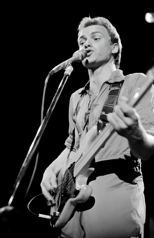 Sting cantando y tocando el bajo en un concierto de The Police en Atlanta, 1979