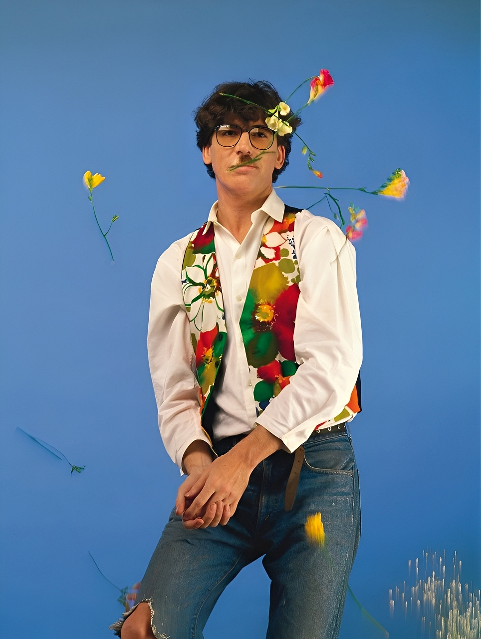 Retrato de Charly García por Alejandro Kuropatwa, 1989. Fotografía en colores con flores, parte de la colección del Museo Nacional de Bellas Artes, Argentina.