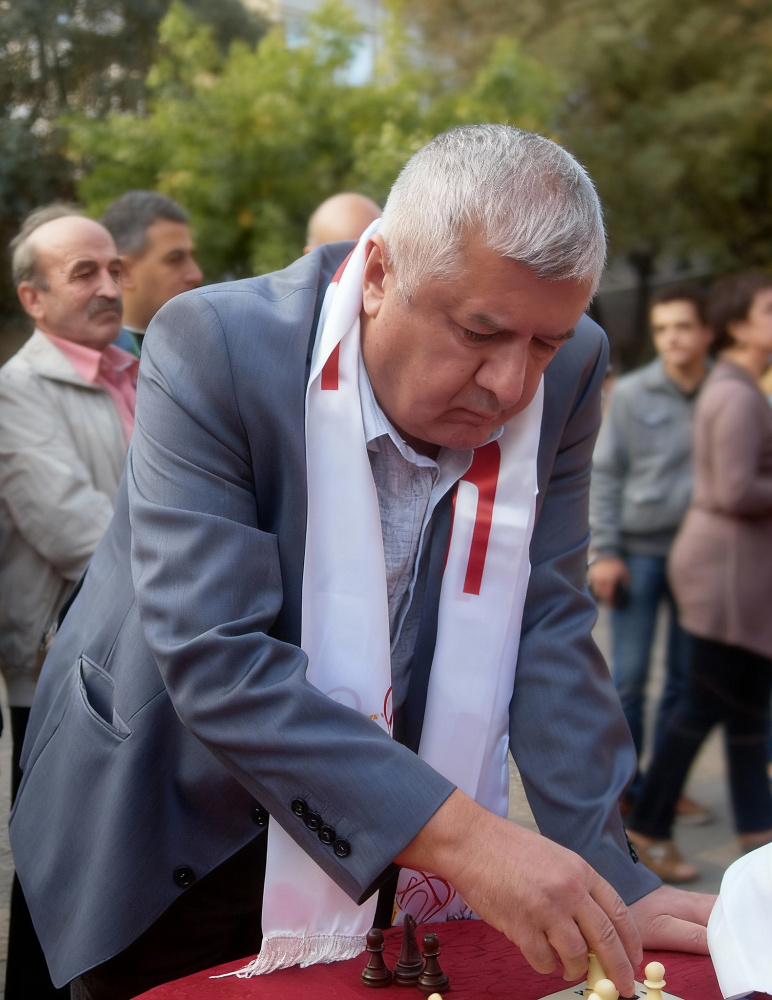 Rafael Vaganian ofreciendo una sesión de simultáneas de ajedrez en la plaza Charles Aznavour de Ereván, 12 de octubre de 2014.