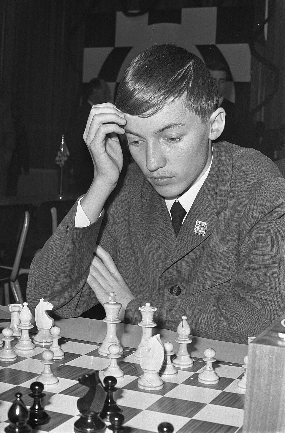 Anatoly Karpov, concentrado frente al tablero durante el Torneo Juvenil Niemeyer en Groningen, 1967