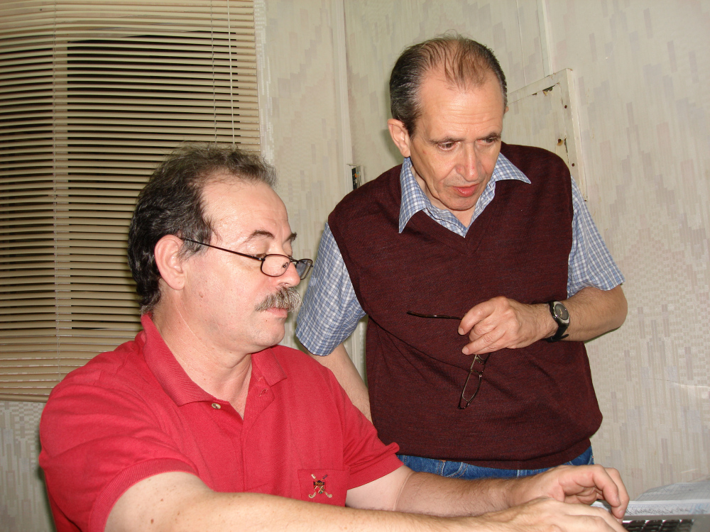 Los árbitros internacionales Horacio Arévalo y Héctor Silva Nazzari preparando el fixture en una notebook durante el Preliminar del Interior del Campeonato Uruguayo de Ajedrez 2007.
