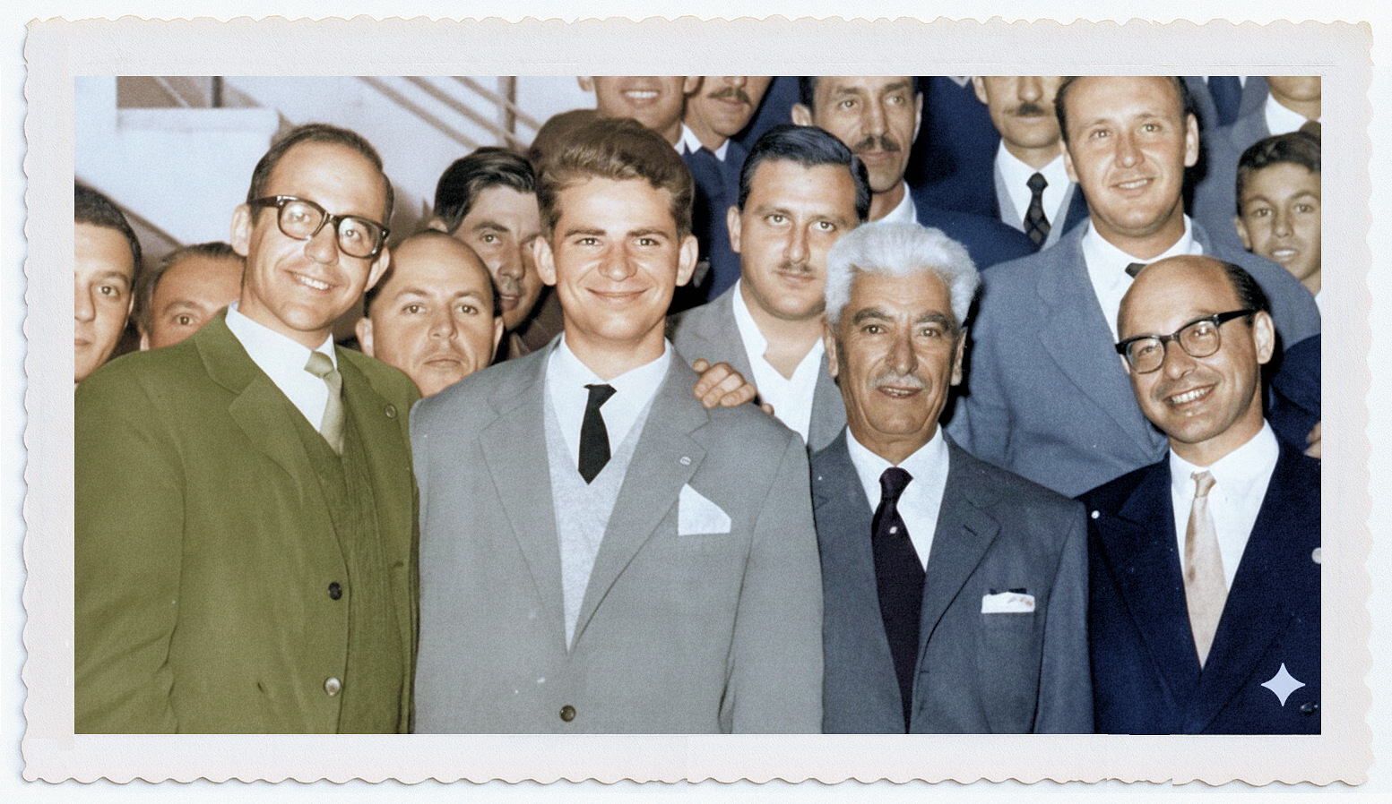 Boris Spassky y David Bronstein junto a dirigentes y aficionados en el Club de Ajedrez Paysandú, 1960.