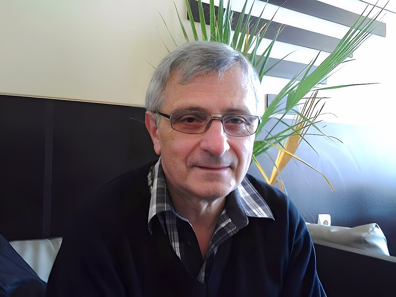 Retrato reciente del Gran Maestro búlgaro Petar Velikov.