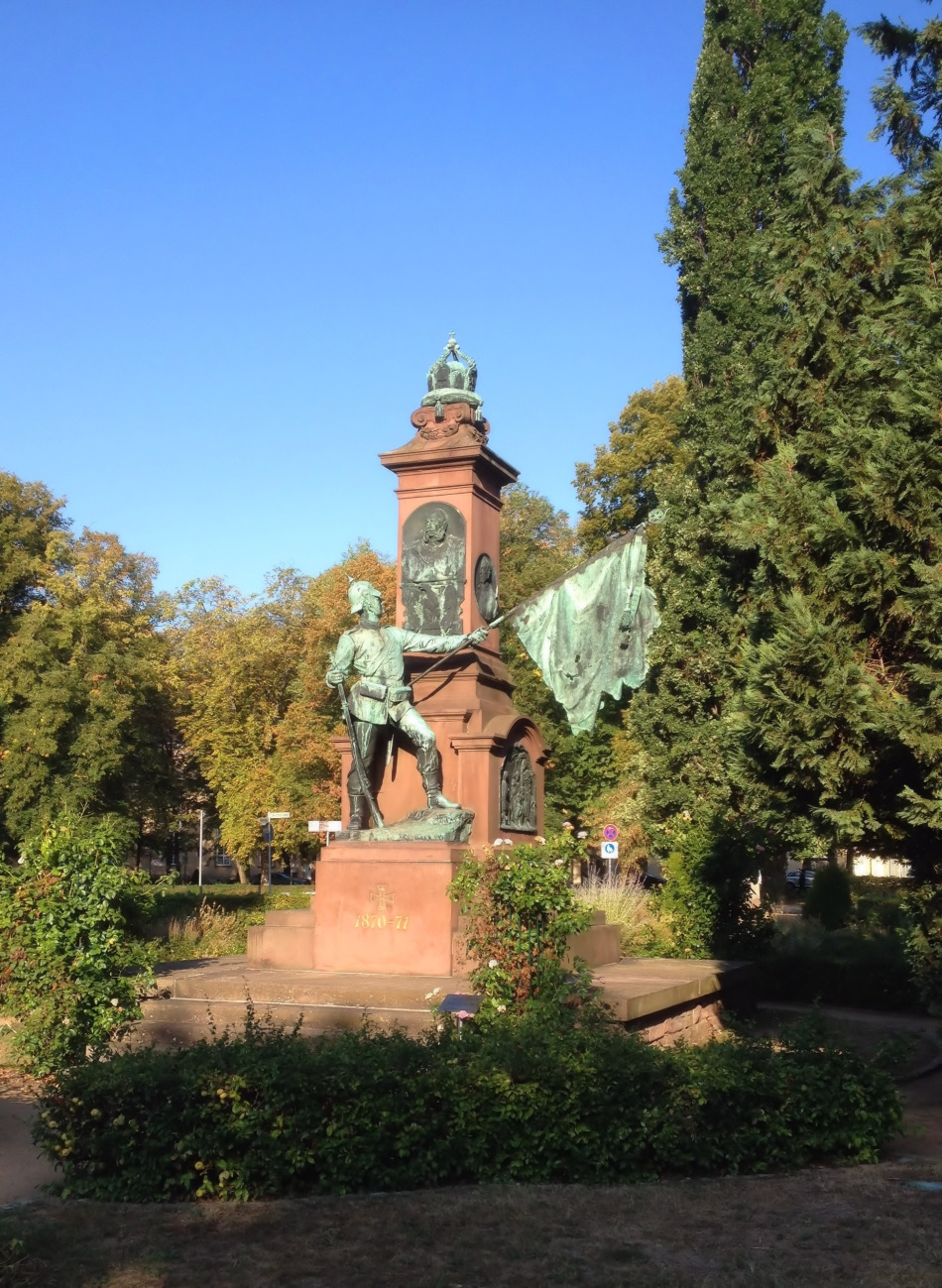Kriegerdenkmal de 1897 en Bad Pyrmont, visto en una tarde despejada.
