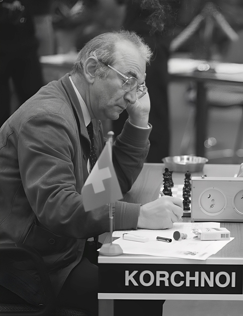 Viktor Korchnoi durante una partida en el Interpolis Schaaktoernooi de 1986, concentrado frente al tablero.