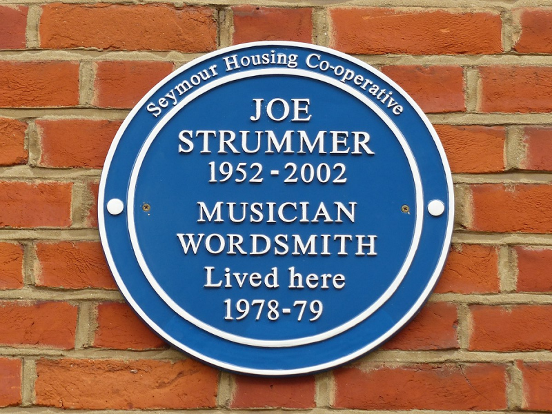 Blue plaque commemorating Joe Strummer, at Daventry Street, London.