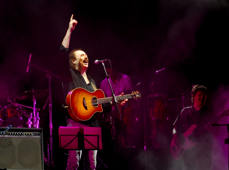 Jaime Roos performing live during Uruguay’s Bicentennial and the Grito de Asencio commemorations